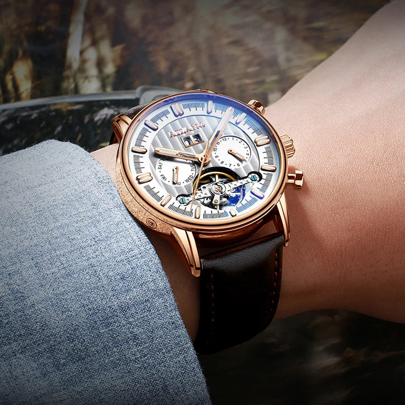 Muotitietoinen Tourbillon-kello